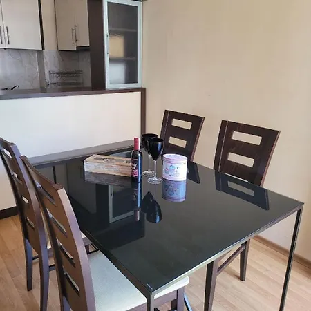 2 Bedrooms דירה *